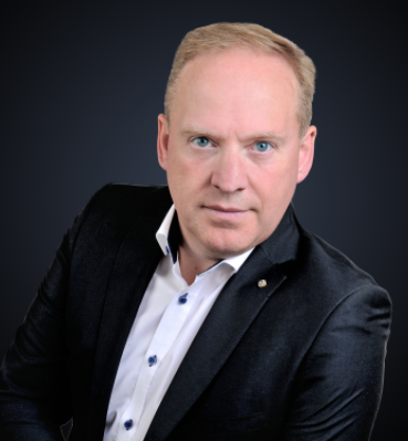 TOMI ORAŽEM  Direktor